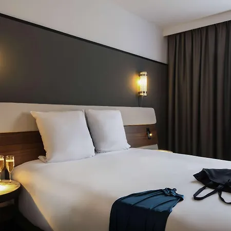 Mercure Centre Port De Plaisance מלון 4*