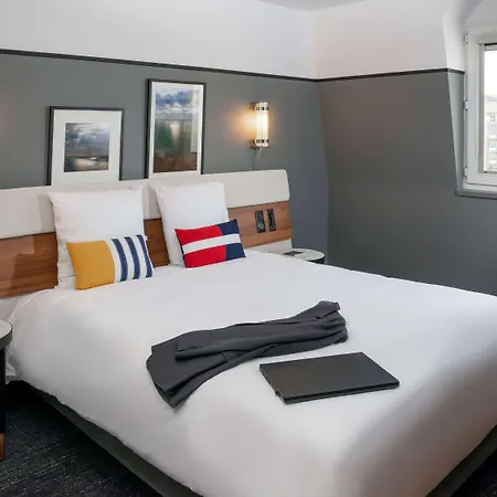 Hotel Mercure Centre Port De Plaisance 4*
