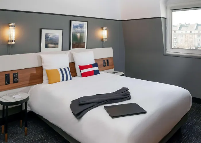 Hotel Mercure Centre Port De Plaisance 4*